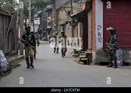 Srinagar, India. 01 Nov, 2019. Di paramilitari troopers pattugliare una strada durante le restrizioni.Autorità su Venerdì imposto restrizioni nella vecchia città di Srinagar prima della preghiera del Venerdì per mantenere la legge e l'ordine. Nel frattempo, valle del Kashmir hanno continuato a rimanere spegnimento sull'ottantanovesimo giorno consecutivo contro l'abrogazione dell'articolo 370 e la biforcazione del Jammu e Kashmir Stato in due territori dell'Unione da parte del governo indiano. Credito: SOPA Immagini limitata/Alamy Live News Foto Stock