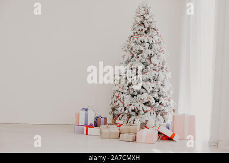 White Christmas tree in konaté con calza-insaccatrici Foto Stock