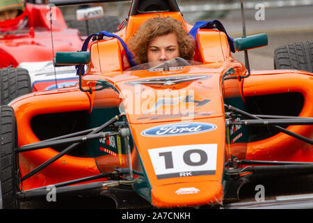 Mariano Martinez rigidi dal paddock dopo le qualifiche di sabato. British Formula 4. Ultimo fine settimana di gara della stagione. Brands Hatch, 12 Ott 2019 Foto Stock