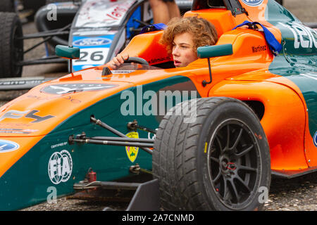 Mariano Martinez rigidi dal paddock dopo le qualifiche di sabato. British Formula 4. Ultimo fine settimana di gara della stagione. Brands Hatch, 12 Ott 2019 Foto Stock