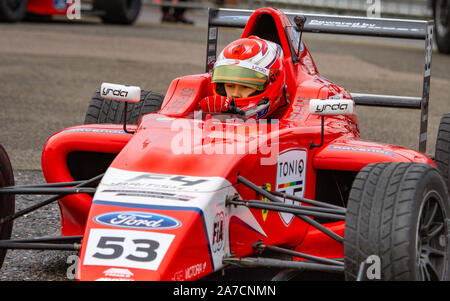 Tommy Foster rigidi torna al garage da paddock dopo le qualifiche di sabato. British Formula 4. Ultimo fine settimana di gara della stagione. Brands Hatch Ott 12 2019 Foto Stock