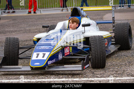 Luca Browning rigidi da paddock per garage dopo le qualifiche di sabato. British Formula 4. Ultimo fine settimana di gara della stagione. Brands Hatch, 12 Ott 2019 Foto Stock