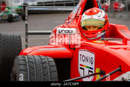 Tommy Foster in auto nel paddock prima della prima gara del weekend.British Formula 4. Ultimo fine settimana di gara della stagione. Brands Hatch, 12 Ott 2019 Foto Stock