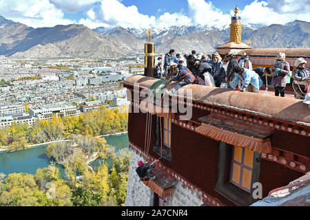 Lhasa, la Cina della regione autonoma del Tibet. 1 Nov, 2019. Un lavoratore dipinge la parete del palazzo del Potala durante un rinnovo annuale dell'antico complesso architettonico a Lhasa, capitale del sud-ovest della Cina di regione autonoma del Tibet, nov. 1, 2019. Credito: Li Xin/Xinhua/Alamy Live News Foto Stock