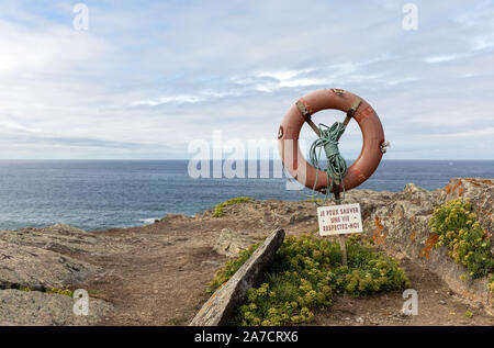 Salvagente sulla costa di Yeu Island con un messaggio in francese "mi può salvare una vita, il rispetto di me" (Vendee, Francia) Foto Stock