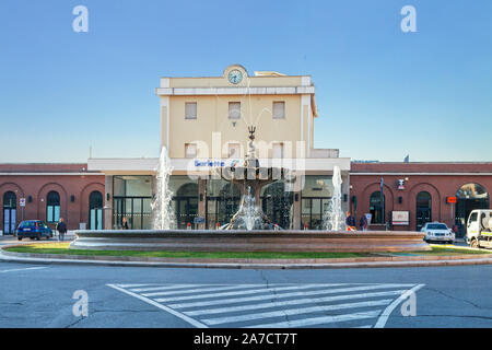 L'Italia, Barletta - 3 ottobre: Barletta si trova sul mare Adriatico costa. Stazione ferroviaria piazza sulla mattina tempo, Barletta, 3 ottobre 2017, l'Italia. Foto Stock