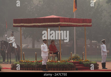 Neu Delhi, India. 01 Nov, 2019. Il cancelliere Angela Merkel (CDU) siede alla cerimonia di benvenuto con gli onori militari. Merkel è a Delhi per il governo German-Indian consultazioni. Credito: Michael Kappeler/dpa/Alamy Live News Foto Stock