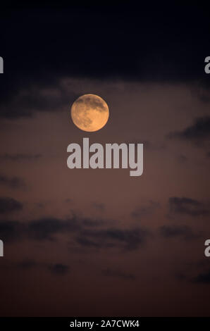 Luna Closeup che mostra i dettagli della superficie lunare. Foto Stock