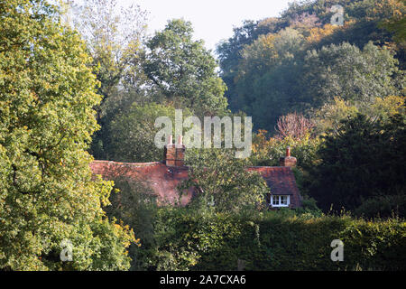 Colore di autunno ed una graziosa villetta immersa nella valle: Breve Lythe e il flusso Oakhanger valley, Selborne, Hampshire: dalla Chiesa Prato Foto Stock