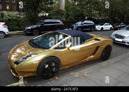 Auto placcata oro e cromata Lamborghini Gallardo Spyder parcheggiata in una strada laterale di Londra, 2019 Foto Stock