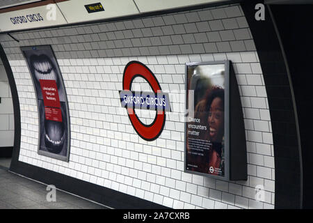 Oxford Circus la stazione della metropolitana di segno del tubo a Londra REGNO UNITO, 2019 Foto Stock