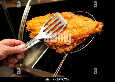 Viste generali di Harry's Fish & Chip shop a Chichester, West Sussex, Regno Unito. Foto Stock