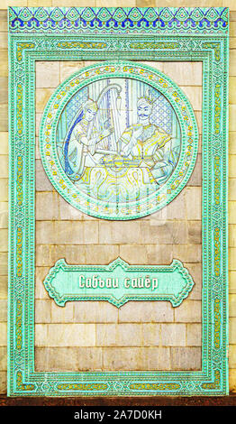 Il turchese e oro parete ceramica decorazioni a Alisher Navoi Stazione della Metropolitana Tashkent, raffiguranti scene del xv secolo poeta musulmano Alisher Navoi Foto Stock