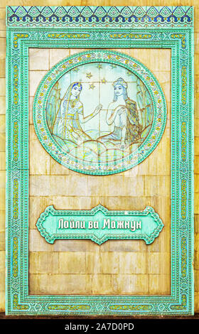 Il turchese e oro parete ceramica decorazioni a Alisher Navoi Stazione della Metropolitana Tashkent, raffiguranti scene del xv secolo poeta musulmano Alisher Navoi Foto Stock