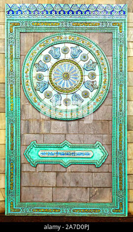 Il turchese e oro parete ceramica decorazioni a Alisher Navoi Stazione della Metropolitana Tashkent, raffiguranti scene del xv secolo poeta musulmano Alisher Navoi Foto Stock