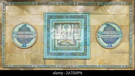 Il turchese e oro parete ceramica decorazioni a Alisher Navoi Stazione della Metropolitana Tashkent, raffiguranti scene del xv secolo poeta musulmano Alisher Navoi Foto Stock