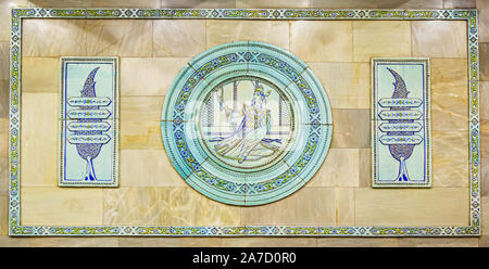 Il turchese e oro parete ceramica decorazioni a Alisher Navoi Stazione della Metropolitana Tashkent, raffiguranti scene del xv secolo poeta musulmano Alisher Navoi Foto Stock