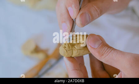 Potter rendendo creta figura per il gioco da tavolo Foto Stock