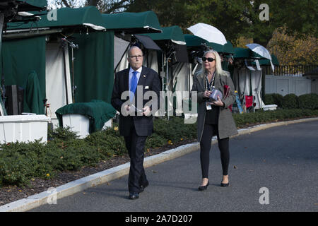 Washington, Stati Uniti. 01 Nov, 2019. Direttore del Consiglio nazionale economico Larry Kudlow si diparte un intervista televisiva al di fuori della casa bianca su Venerdì, 1 novembre 2019 a Washington, DC.Foto di Stefani Reynolds/UPI Credito: UPI/Alamy Live News Foto Stock