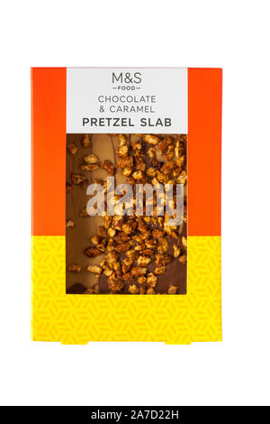 Scatola di M&S cioccolato & caramello Pretzel bramma isolati su sfondo bianco Foto Stock