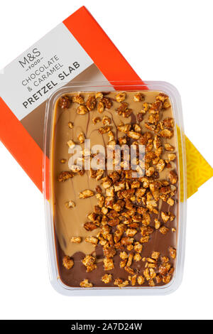 Scatola di M&S cioccolato & caramello Pretzel lastra aperta per mostrare il contenuto è stato impostato su sfondo bianco Foto Stock