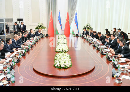 (191101) -- TASHKENT, nov. 1, 2019 (Xinhua) -- il Premier cinese LI Keqiang tiene colloqui con salto di Primo Ministro Abdulla Aripov a Tashkent, Uzbekistan su nov. 1, 2019. (Xinhua/Yin Bogu) Foto Stock