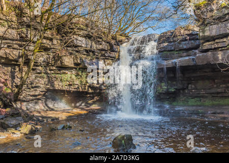 Summerhill vigore cascata & Gibson's Cave, Bowlees, Teesdale, UK in primavera Foto Stock