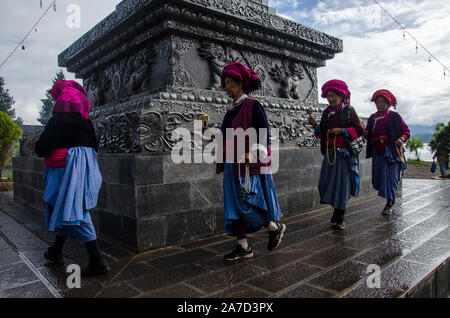 Mosuo donne durante le preghiere in XiaLuoShi, Lago Lugu, Yunnan, Cina Foto Stock