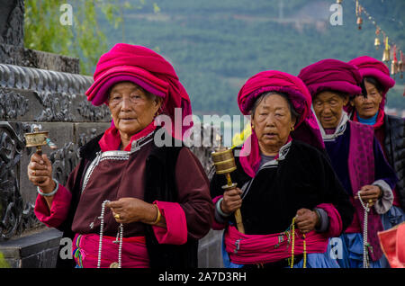 Mosuo donne durante le preghiere in XiaLuoShi, Lago Lugu, Yunnan, Cina Foto Stock