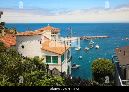 Isola Catalina, California. Case sulle colline lungo il lungomare in isola Catalina. Foto Stock