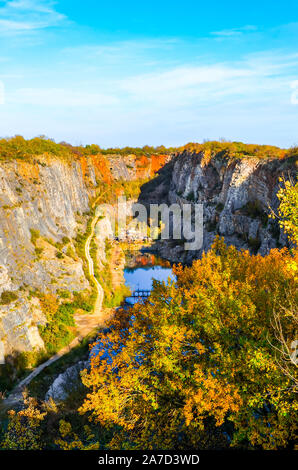 Cava di calcare Velka Amerika in Boemia, Cechia. Parzialmente cava allagata circondata da rocce e alberi. Popolare attrazione turistica e di film in posizione. La natura nella Repubblica Ceca. Foto Stock