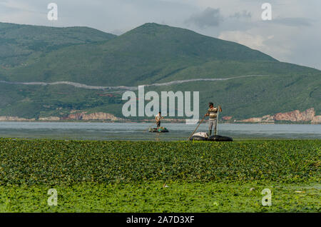 La pesca in lago ErHai, Dali, Yunnan, Cina Foto Stock