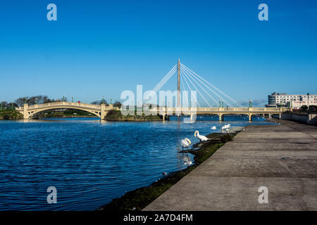 Ponte marino e il lago da Kings Gardens, Southport Foto Stock
