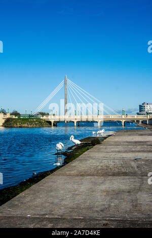 Ponte marino e il lago da Kings Gardens, Southport Foto Stock