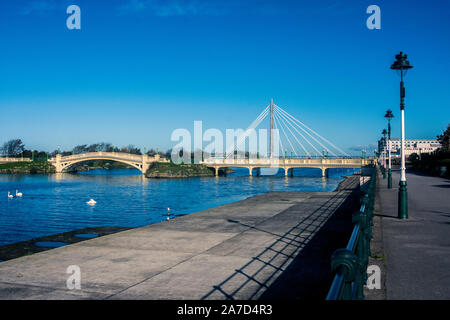 Ponte marino e il lago da Kings Gardens, Southport Foto Stock