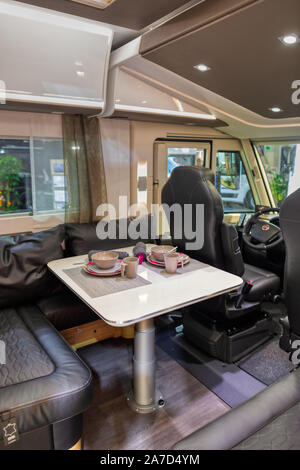 BERN, Svizzera - 26 ottobre 2019: guardate in un nuovo camper con arredamento moderno su swiss caravan salon Foto Stock