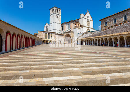 Assisi (Italia): la magnificenza delle antiche e medievali e Basilica dedicata a San Francesco Foto Stock