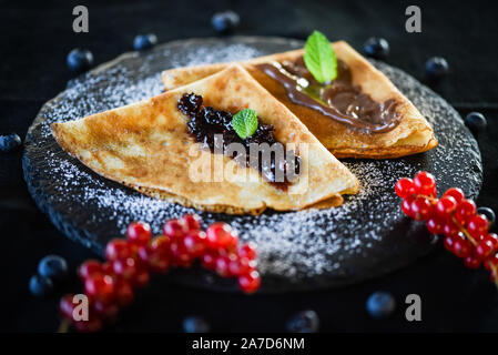 gustose frittelle fatte in casa con cioccolato e marmellata Foto Stock