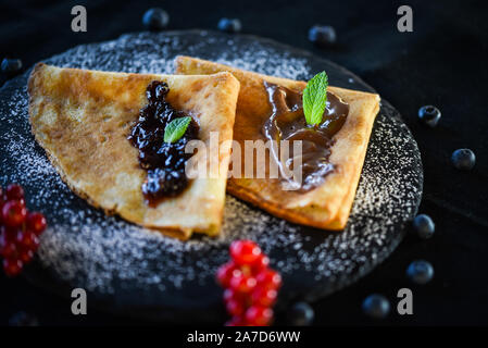 gustose frittelle fatte in casa con cioccolato e marmellata Foto Stock