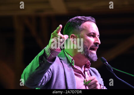 Barcellona, Spagna. 31 ott 2019. Leader della ultra-diritto formazione politica, Santiago Abascal parlando durante la riunione di partenza per le campagne elettorali per il mese di novembre in LÂ'Hospitalet città. Credito: Ramon Costa/SOPA Immagini/ZUMA filo/Alamy Live News Foto Stock