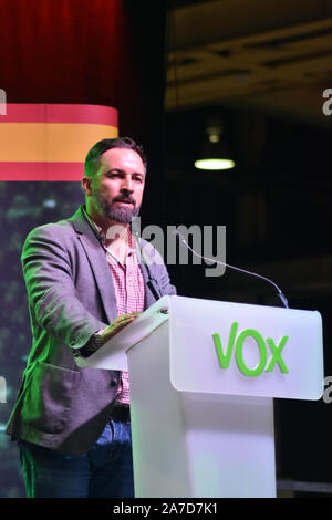 Barcellona, Spagna. 31 ott 2019. Leader della ultra-diritto formazione politica, Santiago Abascal parlando durante la riunione di partenza per le campagne elettorali per il mese di novembre in LÂ'Hospitalet città. Credito: Ramon Costa/SOPA Immagini/ZUMA filo/Alamy Live News Foto Stock