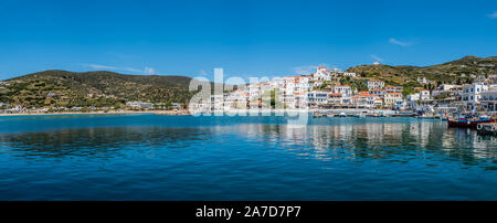 Vista di Batsi, un tradizionale villaggio dell'isola di Andros, Cicladi Grecia Foto Stock