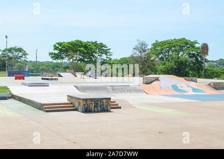 Campo Grande - MS, Brasile - 30 Ottobre 2019: Skate via del Parco delle nazioni indigene. Skate Park con nessun popolo durante il giorno. Foto Stock