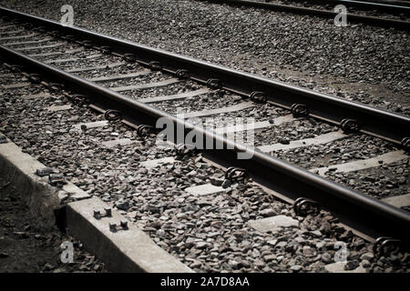 Close-up treno via in una foto in bianco e nero Foto Stock