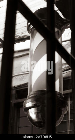 Barberia pole luce al di fuori del negozio di un nero di seppia immagine a colori Foto Stock
