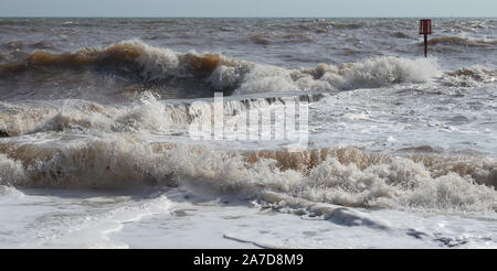 Onde che si infrangono sulla scogliera a Dawlish durante l'alta marea. Foto Stock