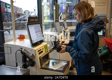 Donne shopping presso un po' Waitrose nella città di Wimbledon, a sud-ovest di Londra, England, Regno Unito Foto Stock