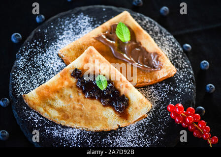 gustose frittelle fatte in casa con cioccolato e marmellata Foto Stock