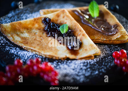 gustose frittelle fatte in casa con cioccolato e marmellata Foto Stock
