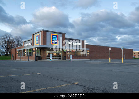 YORKVILLE, NEW YORK - Nov 01, 2019: Aldi fruttivendolo. Aldi è un sconto globale della catena di supermercati di base in Germania. Foto Stock